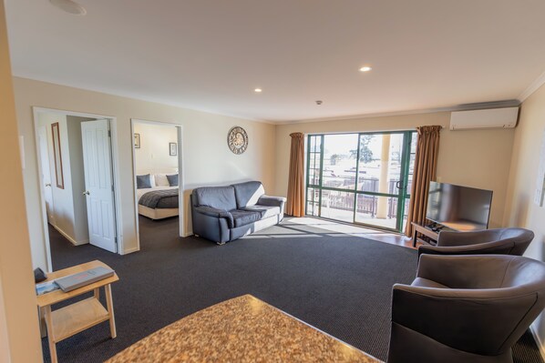 Premium Two Bedroom Suite | Iron/ironing board, free WiFi, bed sheets - Lobster Inn Motel (Kaikoura)