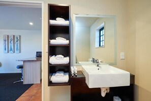 Shower, hair dryer, towels, soap - Lobster Inn Motel (Kaikoura)