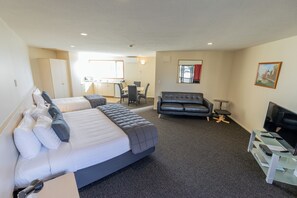 Deluxe King Studio | Iron/ironing board, free WiFi, bed sheets - Lobster Inn Motel (Kaikoura)