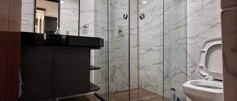Douche, serviettes fournies, savon, shampoing