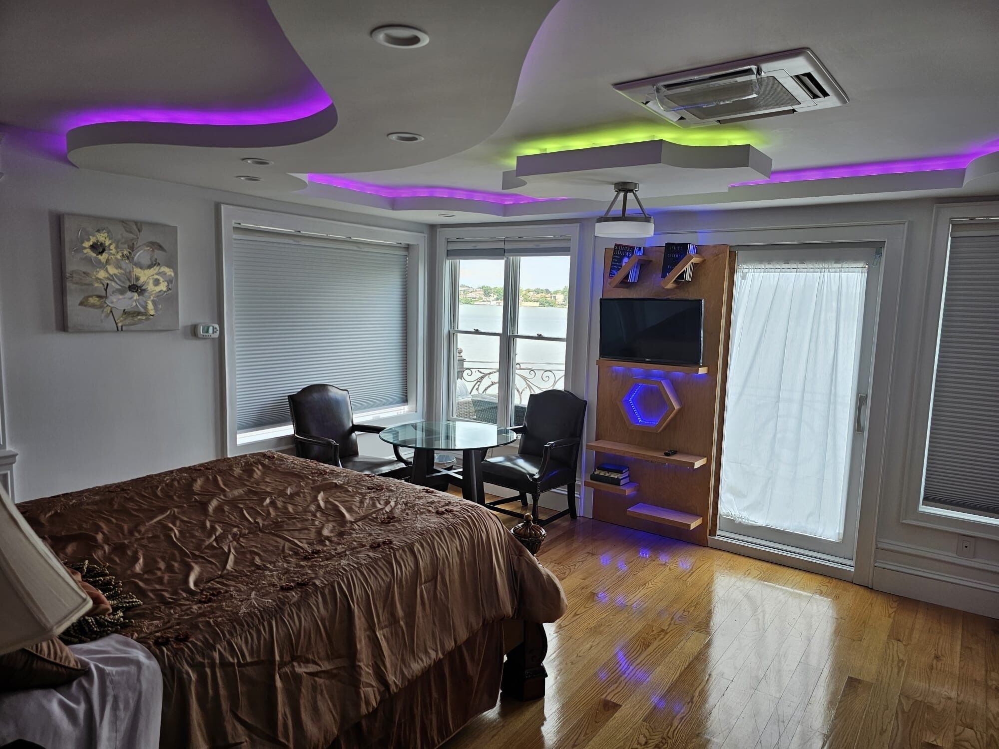 Contemporary, waterfront house with easy access to JFK, La Guardia Airport.