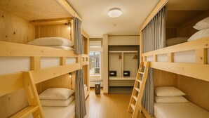 In-room safe, blackout drapes, WiFi (free), bed sheets - Yellow House Niseko (Kutchan)