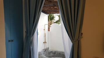 Deep-soaking bathtub