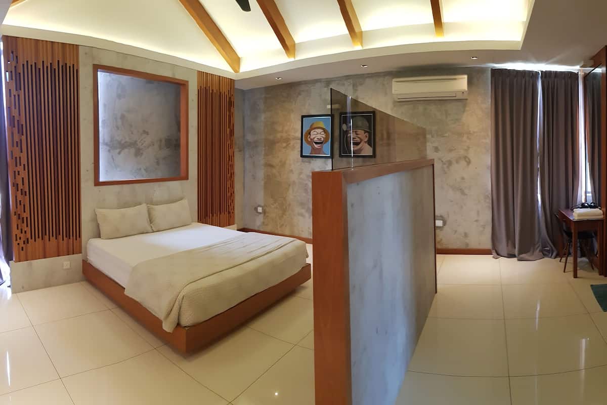 Ein modernes Schlafzimmer mit einem großen Bett, einem Holzkopfende, einer Decke mit Einbautenleuchten und einem großen Fenster mit Vorhängen.