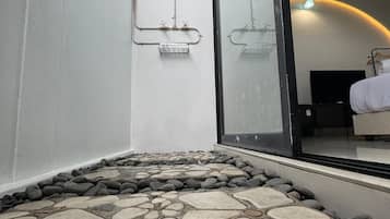 Standard Triple Room, Garden View | Bathroom | Free toiletries, hair dryer, slippers, bidet