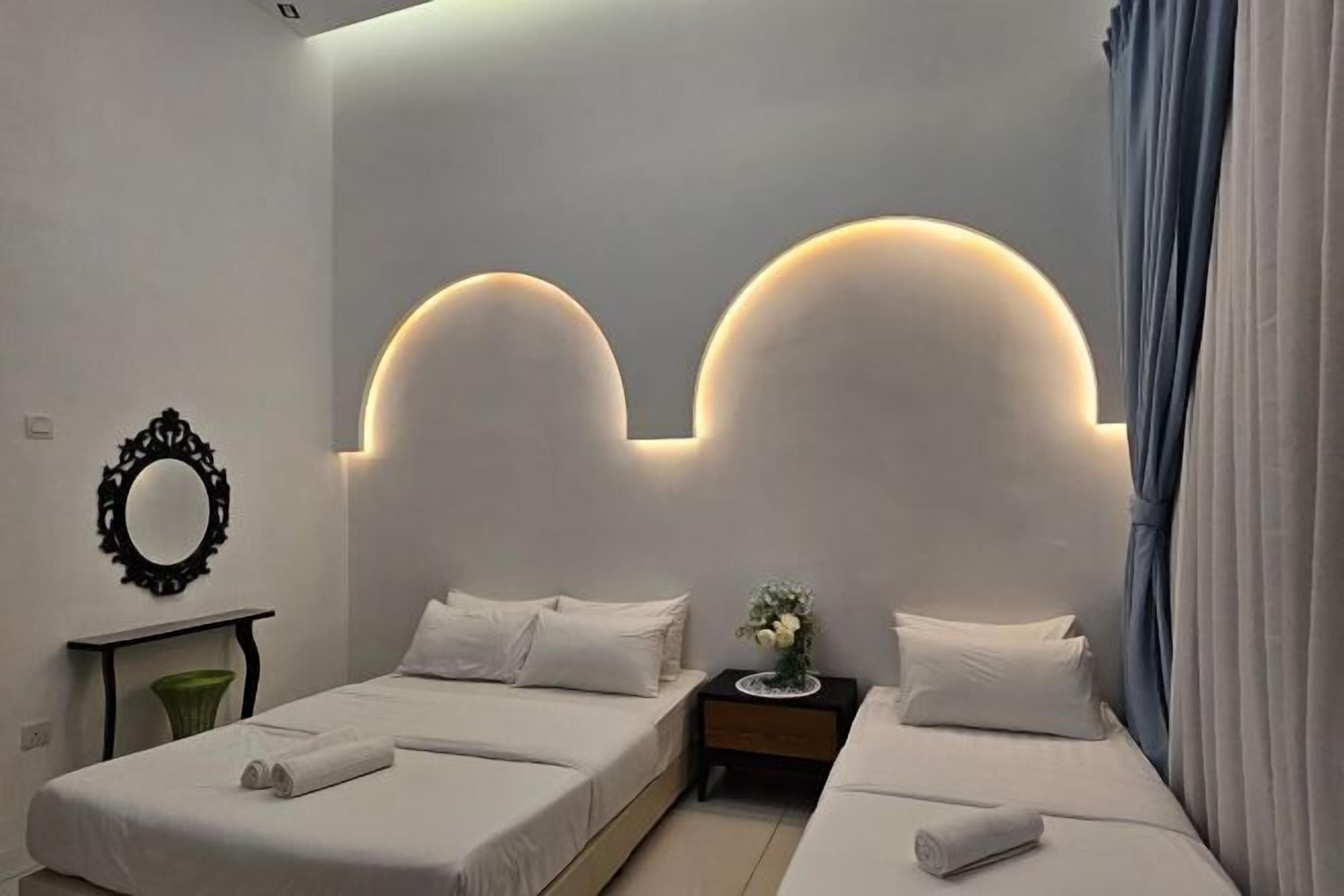 Tabla de planchar con plancha, wifi gratis, ropa de cama