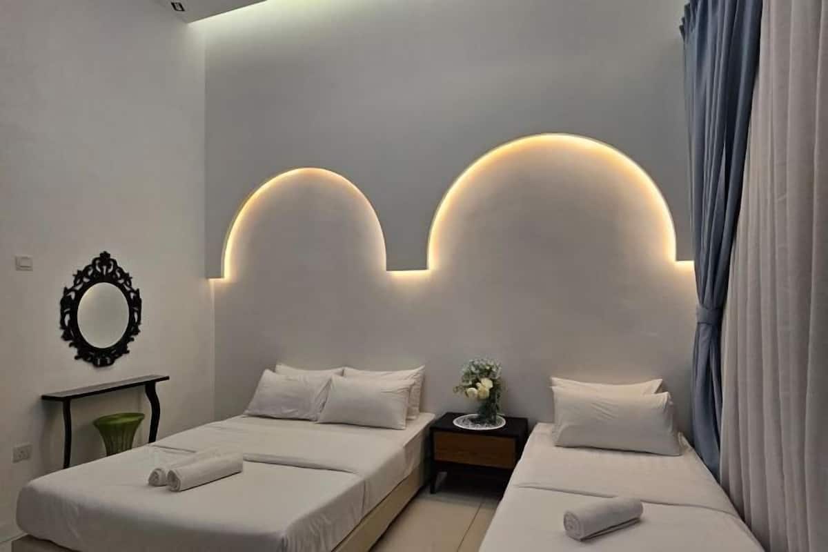 Tabla de planchar con plancha, wifi gratis y ropa de cama