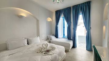 Habitación triple Deluxe, acceso a la piscina | Tabla de planchar con plancha, wifi gratis, ropa de cama