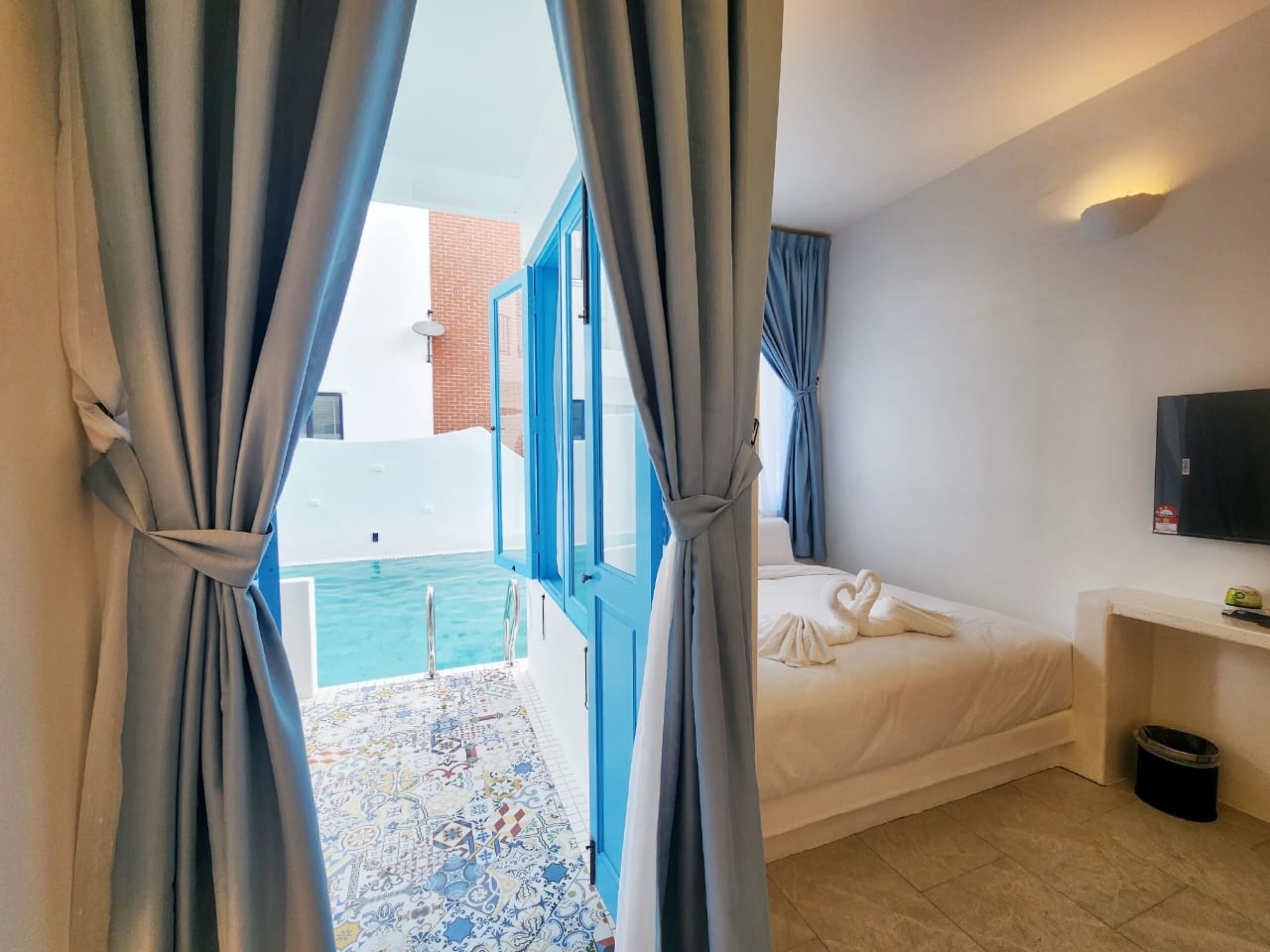 Chambre Double Familiale, accès piscine | Fer et planche à repasser, Wi-Fi gratuit, draps fournis