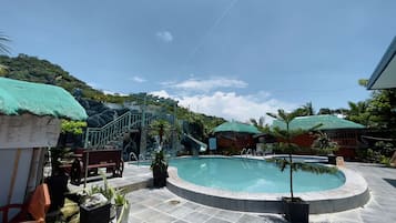 2 outdoor pools