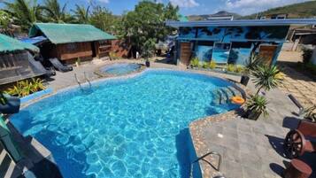 2 piscines extérieures