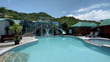 2 piscines extérieures