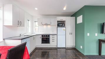 Family Apartment, Garden View | Private kitchen