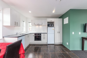 Family Apartment, Garden View | Private kitchen | Mini-fridge, microwave, stovetop, toaster - 315 motel Riccarton (Christchurch)