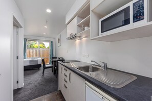 Deluxe Suite, 1 Bedroom, Bathtub | Private kitchen | Mini-fridge, microwave, stovetop, toaster - 315 motel Riccarton (Christchurch)