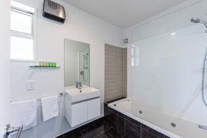 Deluxe suite, 1 slaapkamer, bad | Badkamer | Een douche, designer toiletartikelen, een haardroger, handdoeken