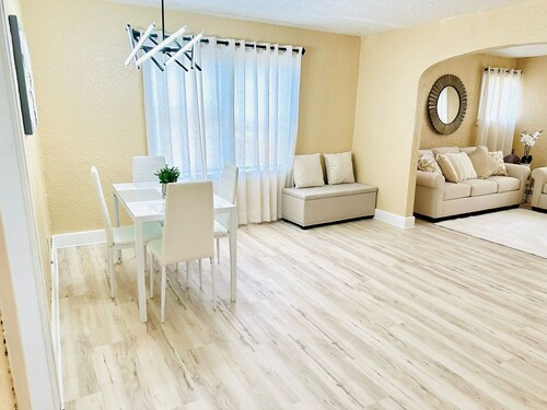 Charming 2-bedroom house in enchanting Niagara Falls NY with AC, WiFi