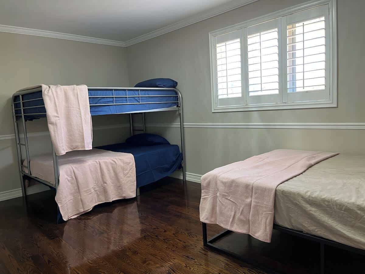 4 bedrooms, iron/ironing board, WiFi (free), bed sheets
