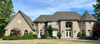 Luxurious 5-acre estate is only 15 minutes from the majestic Niagara Falls