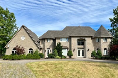 Luxurious 5-acre estate is only 15 minutes from the majestic Niagara Falls