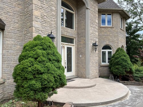 Luxurious 5-acre estate is only 15 minutes from the majestic Niagara Falls