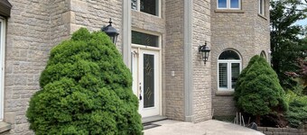 Luxurious 5-acre estate is only 15 minutes from the majestic Niagara Falls