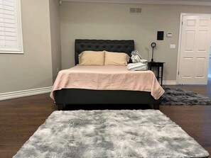 4 bedrooms, iron/ironing board, WiFi (free), bed sheets