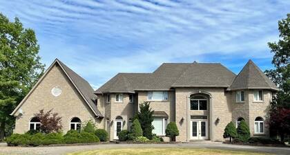 5 acre Luxury estate. 15 min from Niagara Falls