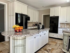 Private kitchen - 5 acre Luxury estate. 15 min from Niagara Falls (Welland)