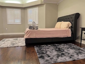 4 bedrooms, iron/ironing board, WiFi (free), bed sheets