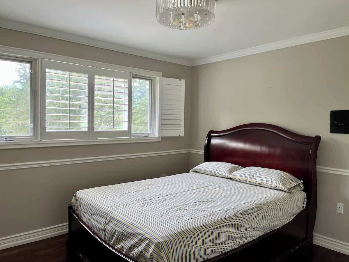 4 bedrooms, iron/ironing board, WiFi (free), bed sheets