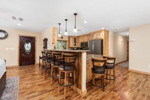 Fridge, microwave, oven, stovetop - Peaceful Yosemite Retreat w/ Spa, Cowboy Pool 30 miles to Yosemite dog friendly (Mariposa)