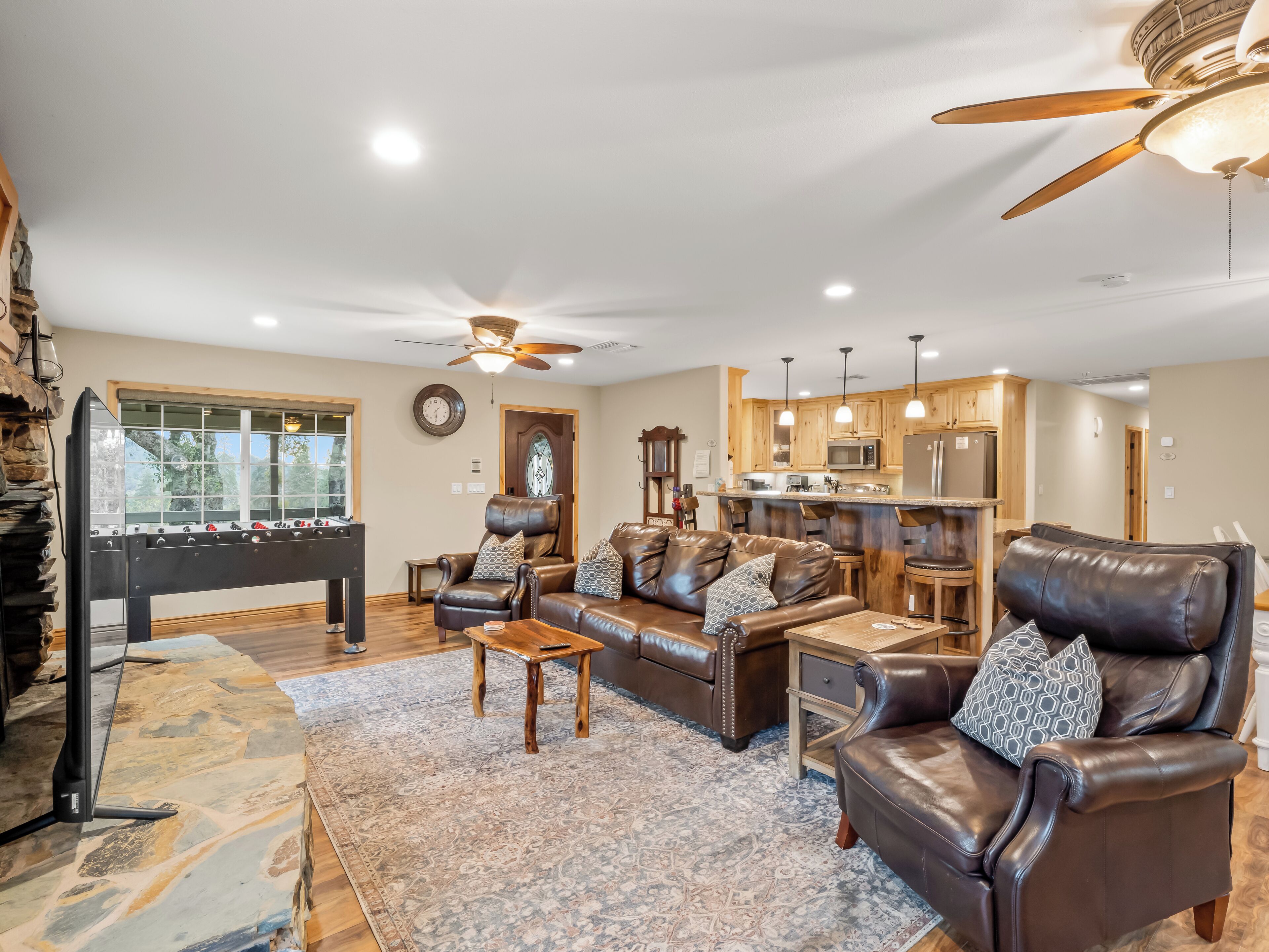 Smart TV, futbolito y libros 