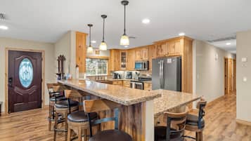 Geladeira, micro-ondas, fogão, cooktop