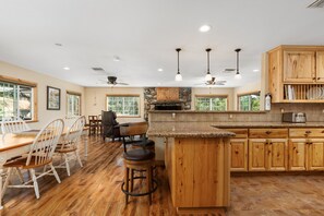 Fridge, microwave, oven, stovetop - Peaceful Yosemite Retreat w/ Spa, Cowboy Pool 30 miles to Yosemite dog friendly (Mariposa)