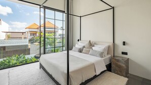 Ein modernes Schlafzimmer mit großem Fenster, einem Himmelbett und Blick auf benachbarte Häuser.