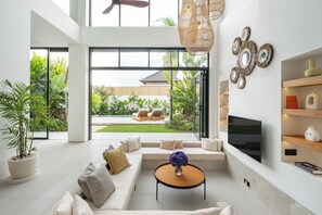 Luksusvilla, hageutsikt | Oppholdsområde | En 50-tommers LED-TV med digitale kanaler samt Netflix