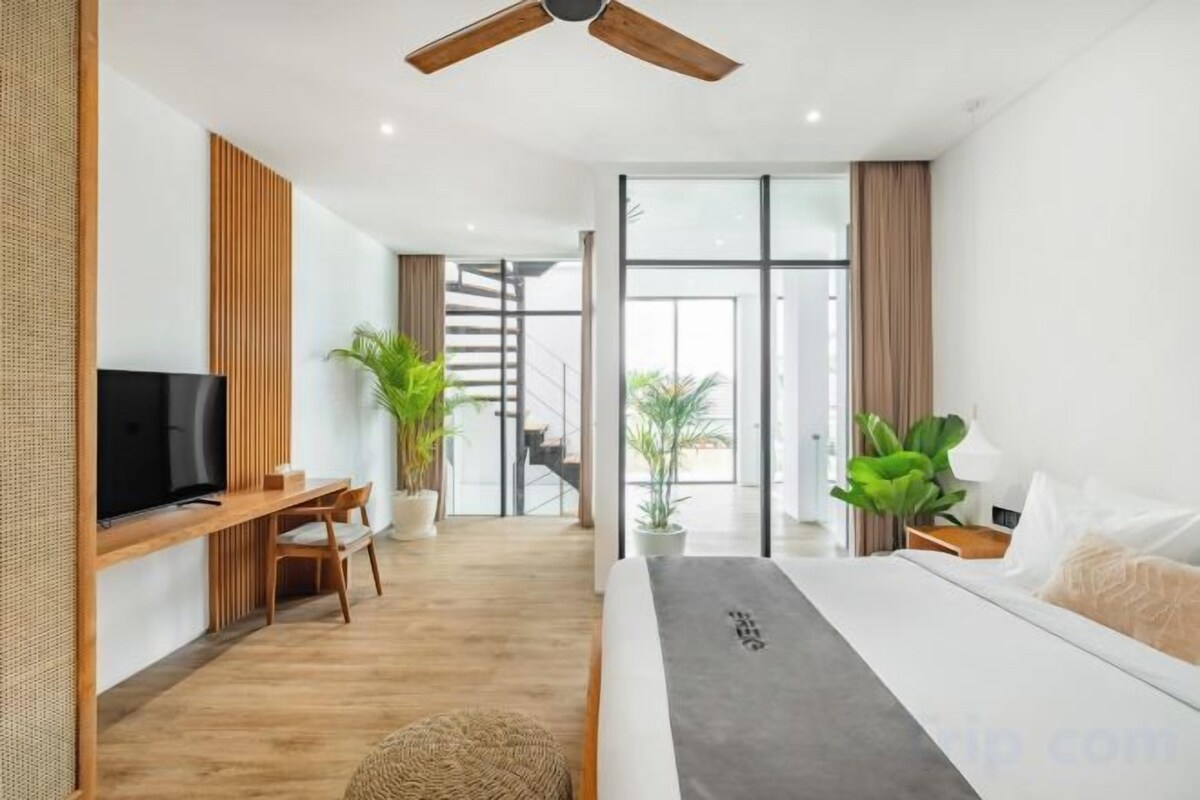 3 bedrooms, in-room safe, laptop workspace, blackout drapes