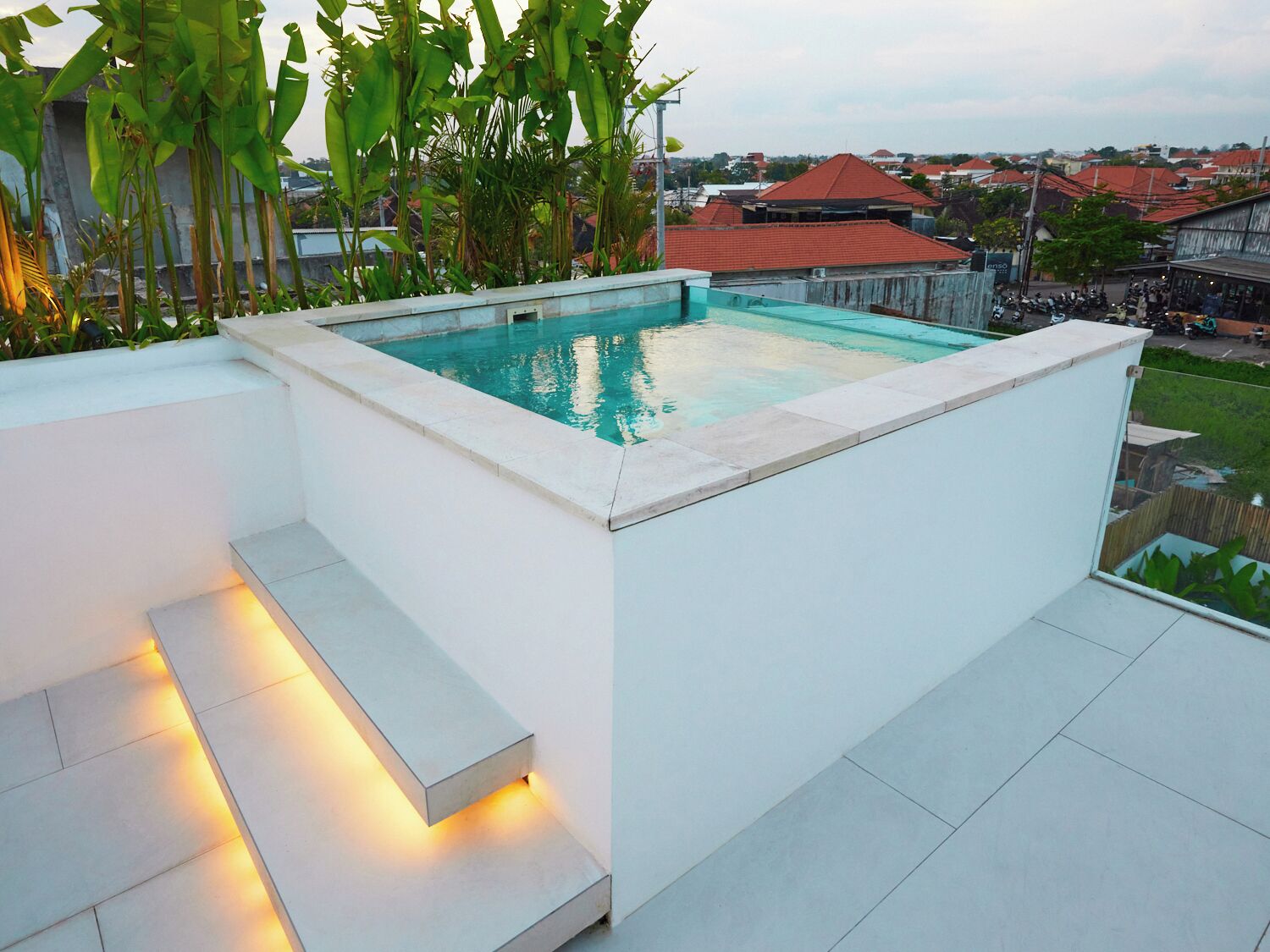 Una piscina en la azotea con vistas a edificios circundantes.