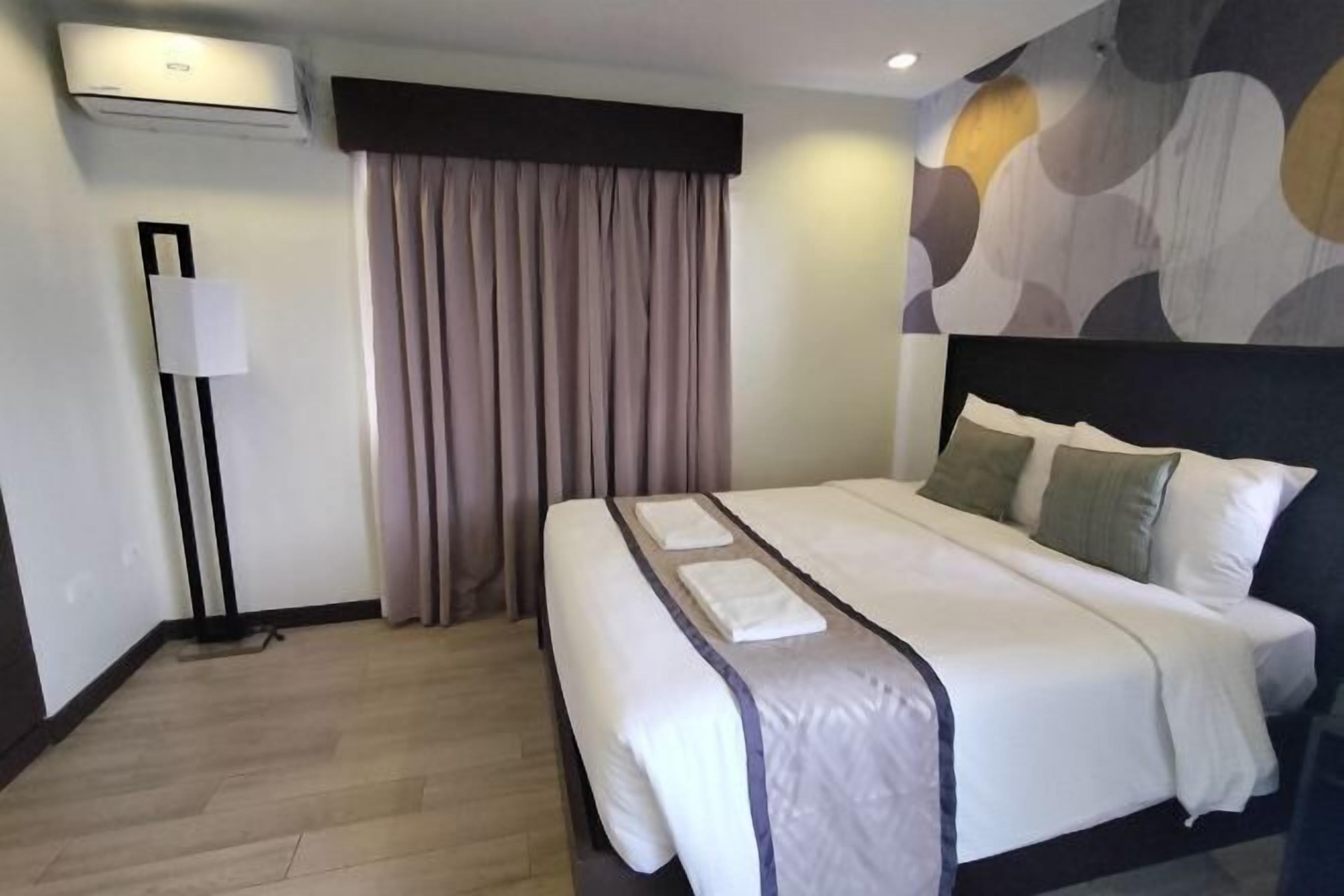 Bureau, fer et planche à repasser, Wi-Fi gratuit, draps fournis