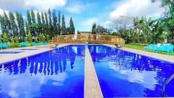 2 outdoor pools