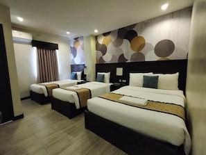 Kolmen hengen deluxe-huone, 1 makuuhuone, parveke | 1 makuuhuone, työpöytä, silitysrauta/-lauta, ilmainen Wi-Fi