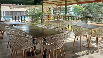 Tempat makan luar