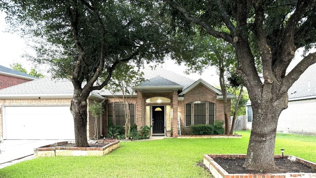A residential house with a brick facade, a front door, and a well-maintained lawn. - Spacious 4-bedroom house in charming Pflugerville/Round Rock with WiFi, AC (Round Rock)