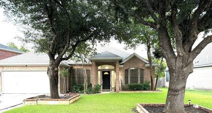 Spacious 4-bedroom house in charming Pflugerville/Round Rock with WiFi, AC