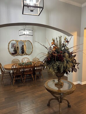 Dining - Spacious 4-bedroom house in charming Pflugerville/Round Rock with WiFi, AC (Round Rock)