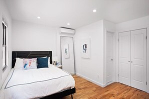 2 habitaciones, escritorio y tabla de planchar con plancha