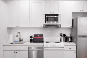 Refrigerador, microondas, horno, placa de cocina