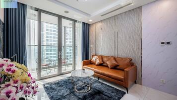 Căn hộ có tầm nhìn toàn cảnh, 2 phòng ngủ, sân hiên, quang cảnh thành phố | Khu phòng khách | TV màn hình phẳng 42-inch có truyền hình cáp