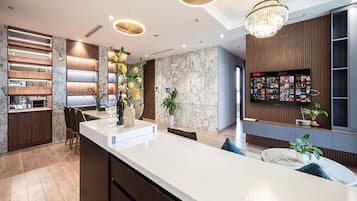 Apartamento com design assinado, 4 quartos, sacada, vista para a cidade | Roupas de cama premium